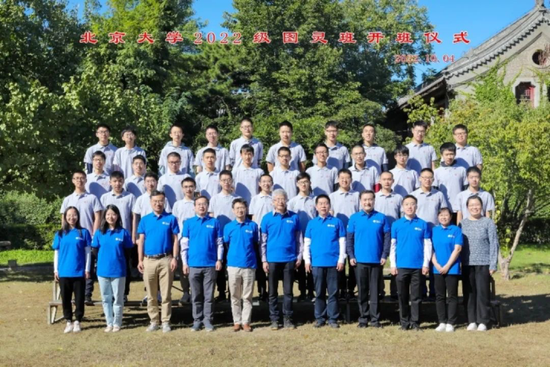 2022级北大图灵班合影龙天龑末排左2，王蔚澄末排右2