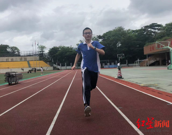 ↑李之城长期坚持跑1000米，如今身高已经175cm