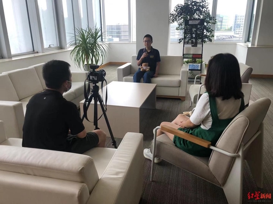 ↑开学第一天，李之城接受学校宣传组采访